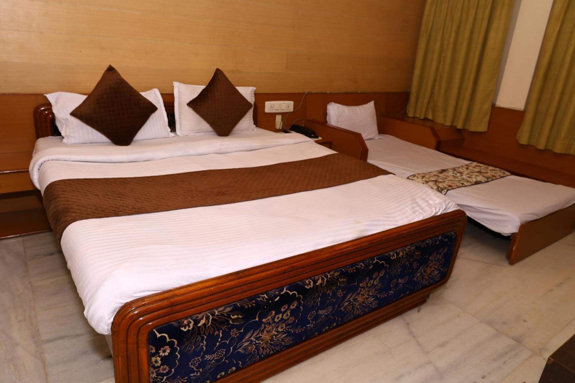 Hotel Suncity By Sharnam Nāthdwāra Eksteriør bilde